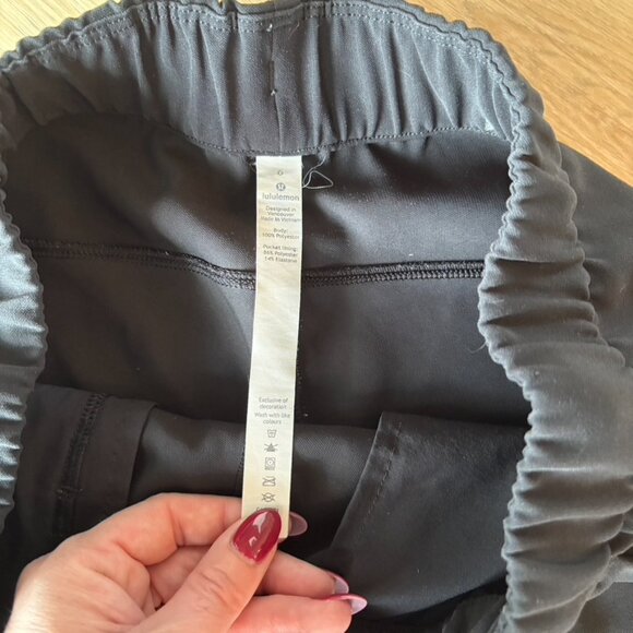 Lululemon On The Fly Short 2.5" Inseam Size 6 W7ARNS Black - Picture 6 of 6